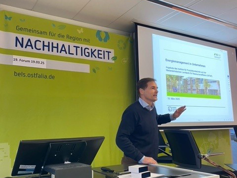 Prof. Dr. Brückemann steht am Rednerpult und hält einen Vortrag im Rahmen des Forums Nachhaltigkeit