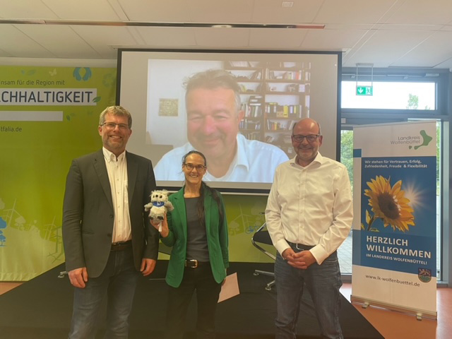 Die Referentin und die Referenten mit Prof. Dr. Litschen. Die Abgebildeten lächeln in die Kamera.